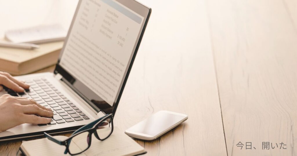 ノートパソコンを開いた机の写真。ブログを始めた日の記録。