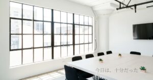 静かな会議室に差し込む朝の光とテーブル